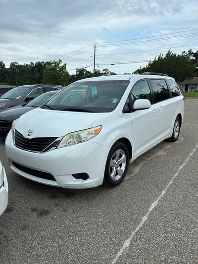 2014 Toyota Sienna LE 8 Passenger